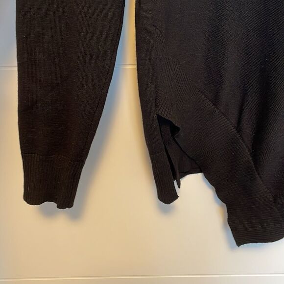 𝅺89th & Madison Crewneck Asymmetric Bottom Sweater Black Size Medium - Picture 5 of 10